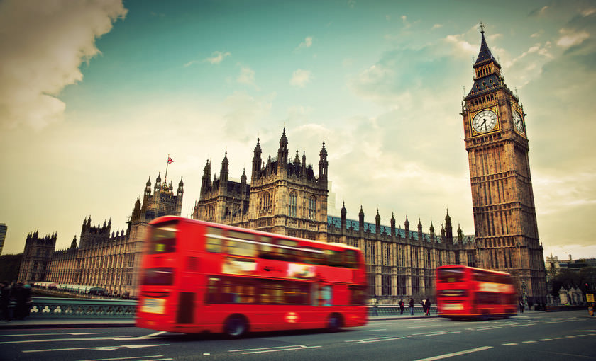 Een rode Engelse bus met de Big Ben op de achtergrond