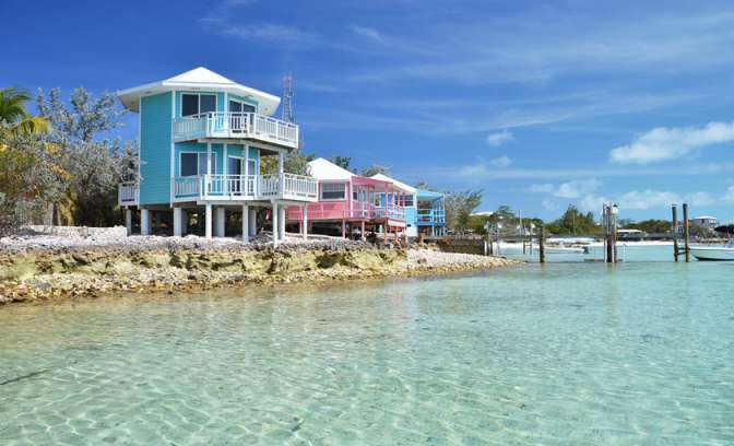 Gekleurde houten huisjes op de kust van de Bahamas