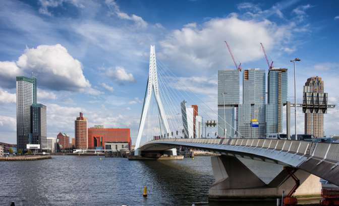 Ermasmusbrug naast cruisehaven in Rotterdam