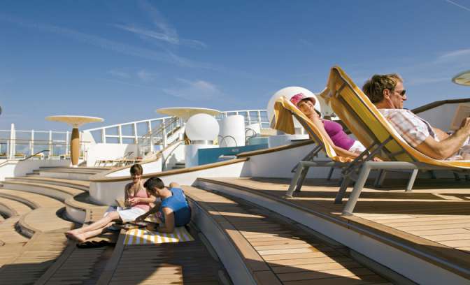 Zonnen op het dek van AIDA cruises 