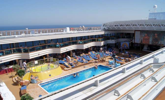 Ruim zwembad aan boord van Costa Deliziosa