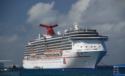 Een foto van het gehele schip de Carnival Legend