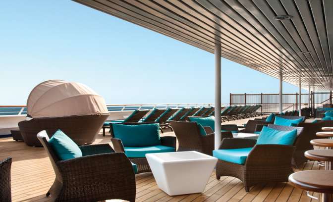 Lounge op het dek van cruiseschip Carnival Valor 
