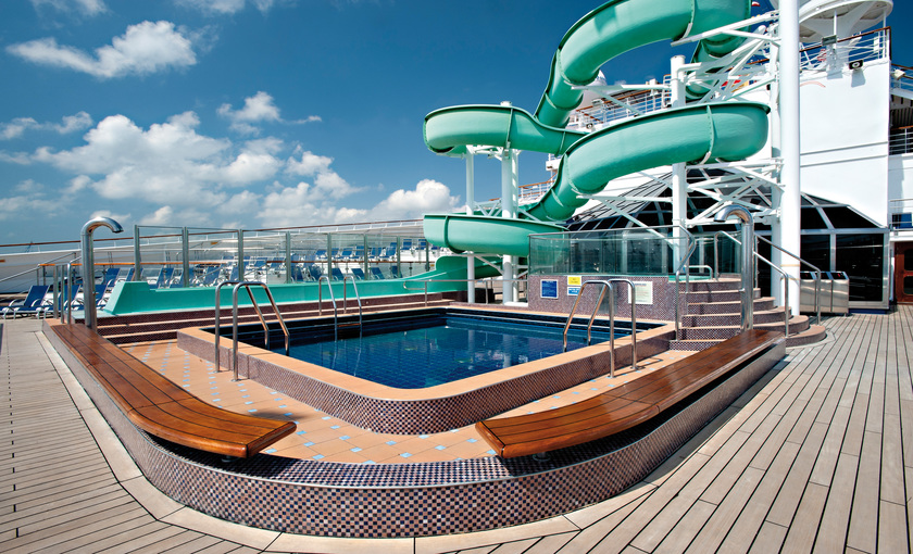 Waterglijbanen op de Carnival Glory