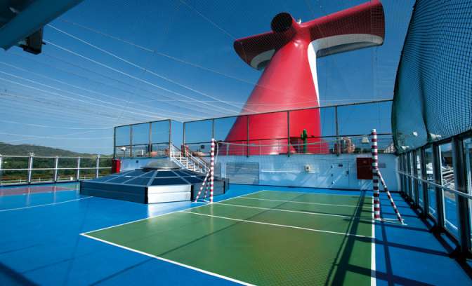 Sportdek van cruiseschip Carnival Glory