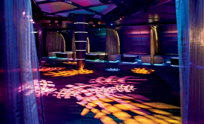 Een discotheek op de MS Nieuw Amsterdam