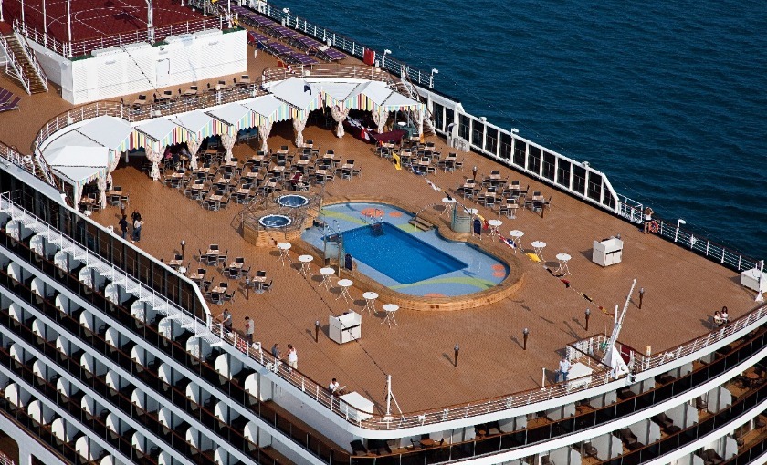 Een zwembad op het dek van de MS Nieuw Amsterdam