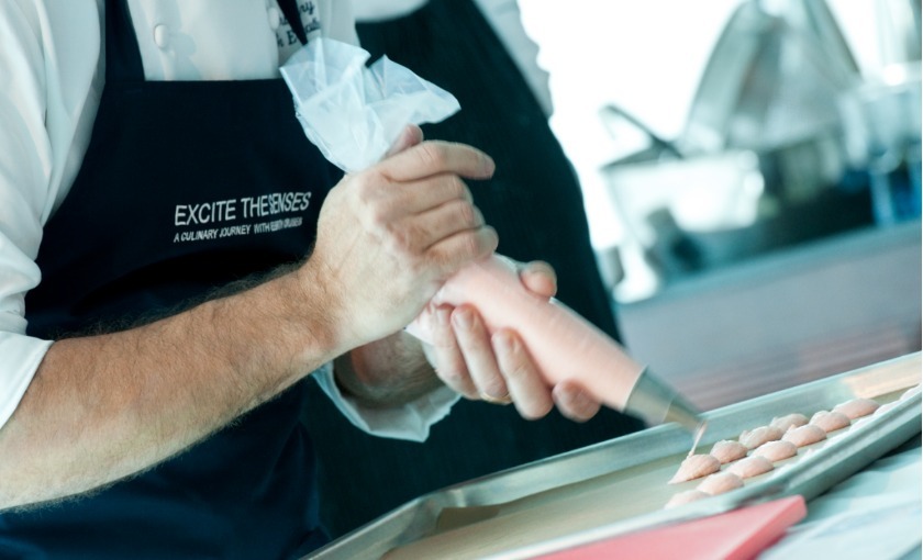 Een bakker maakt koekjes op de Celebrity Eclipse
