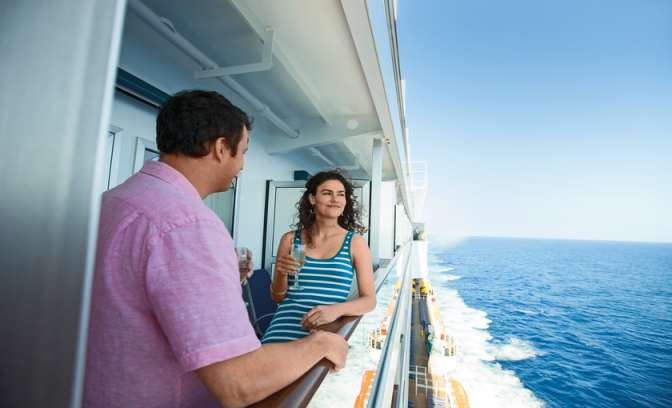 Koppel op het balkon van rederij Carnival 