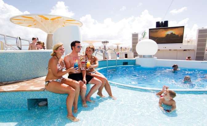 Zwembad aan dek van rederij AIDA