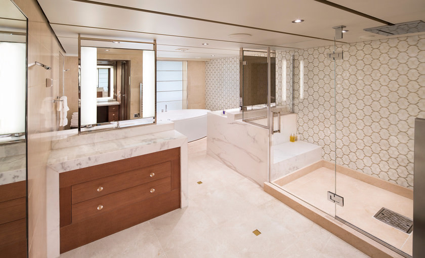 Koningsdam Pinnacle Suite badkamer
