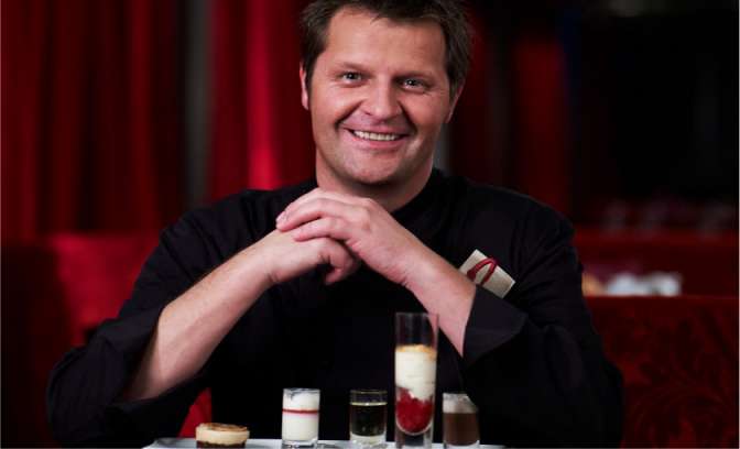 Een chef met eten op de MSC Meraviglia