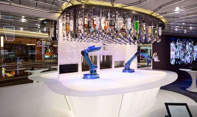 Bionic cocktailbar - Robotarmen maken op uw cocktail op de Symphony of the Seas