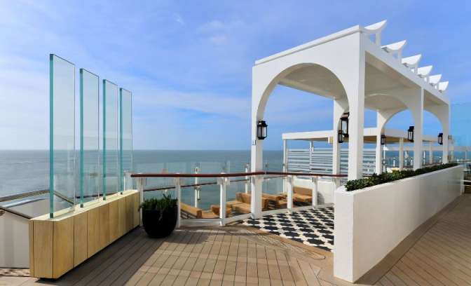 Terras van de sunset bar Celebrity Beyond