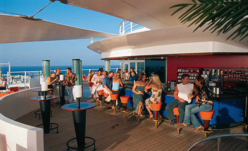 Bar met uitzicht op zee aan boord van AIDA