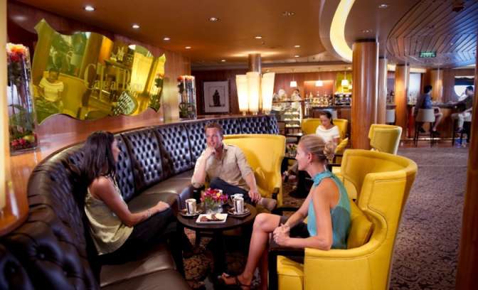 Een lounge en bar op de Celebrity Constellation