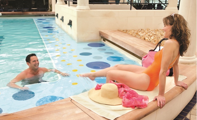 zwembad op de Enchantment-of-the-seas