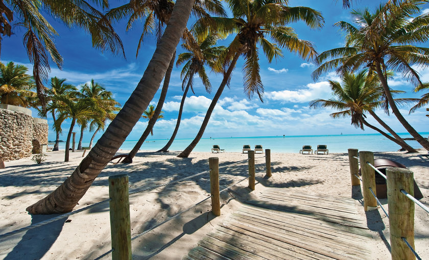Houten planken in de richting van het strand bij Key West